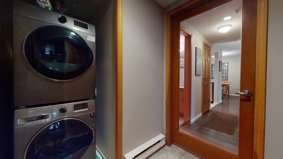 Washer/Dryer off entryway