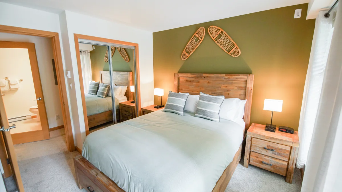 Bedroom with Queen bed