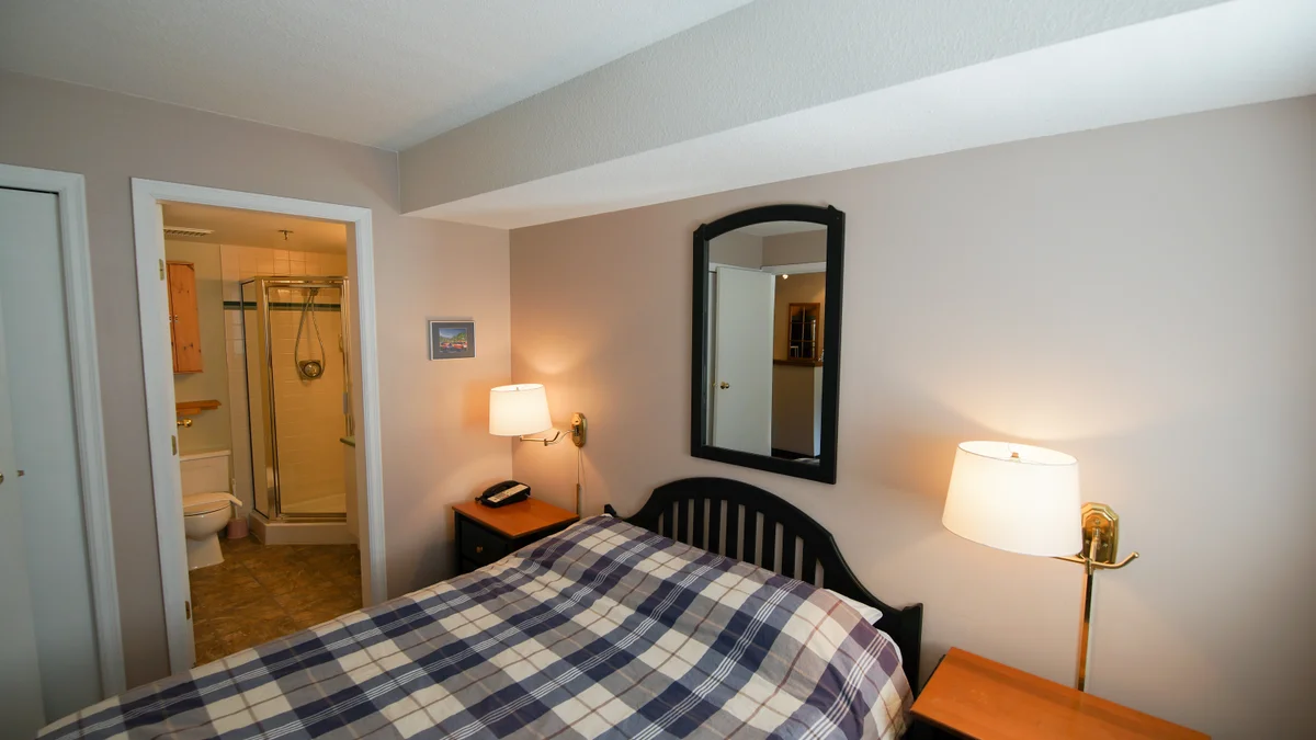 Ensuite master bedroom with Queen bed