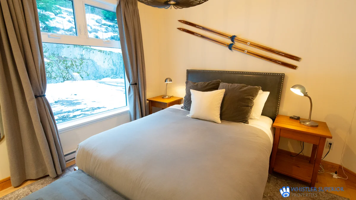 Bedroom with Queen bed