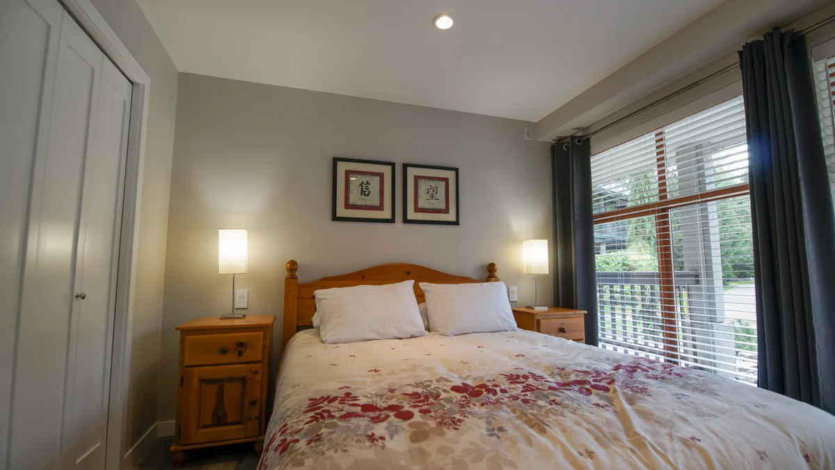 Bedroom with Queen bed