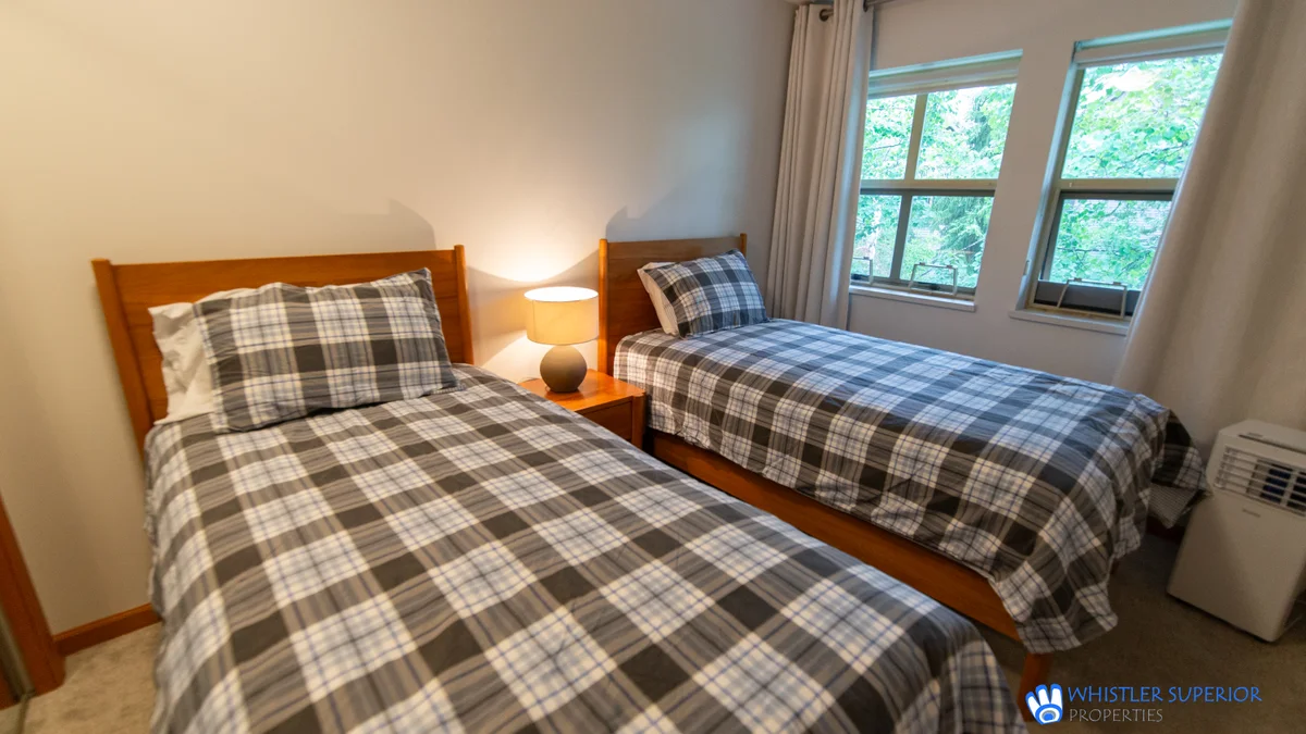 Second bedroom with two twins