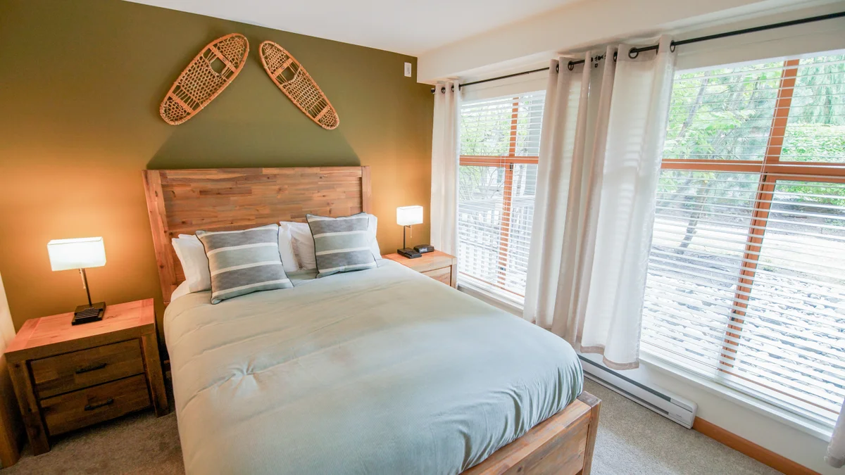 Bedroom with Queen bed