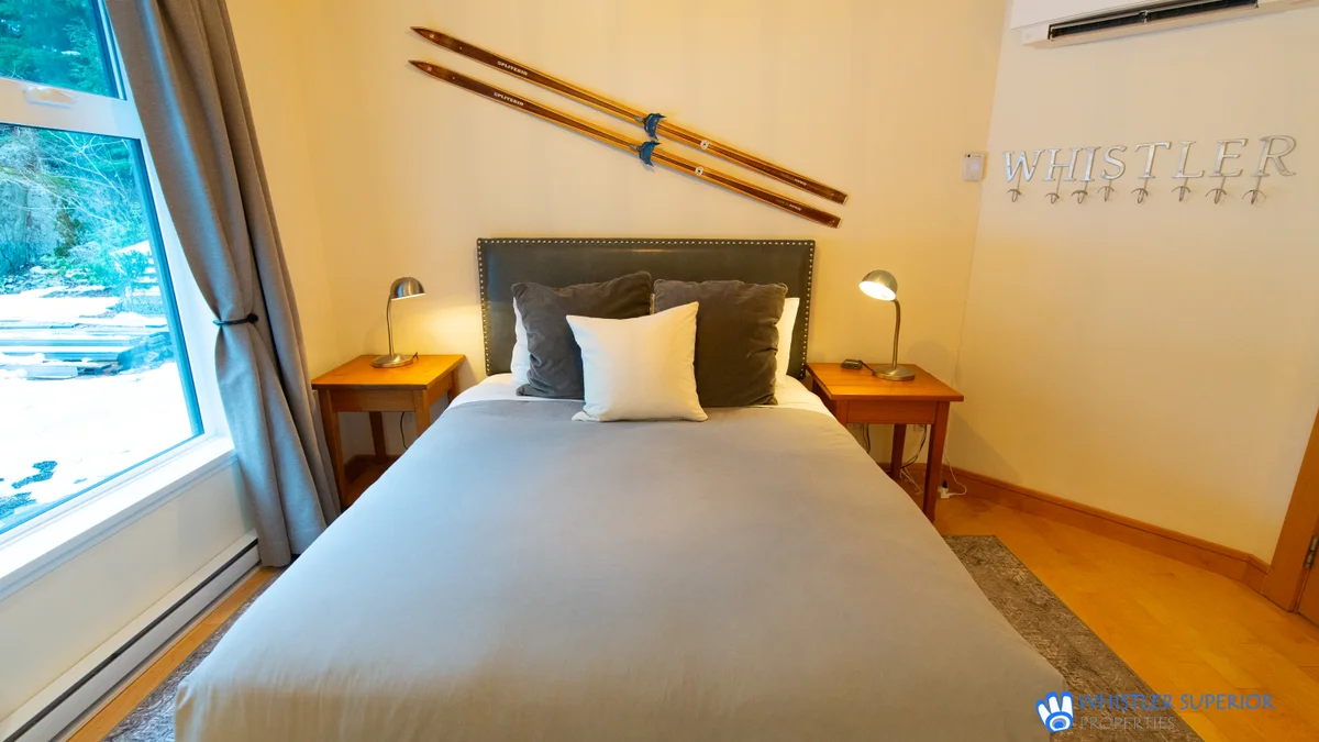 Bedroom with Queen bed