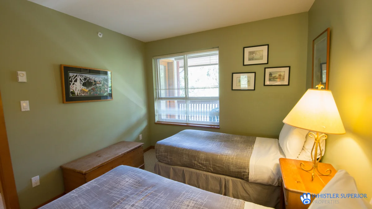 Second bedroom with twin beds