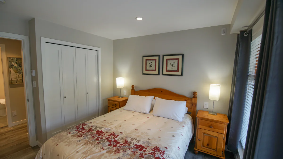 Bedroom with Queen bed