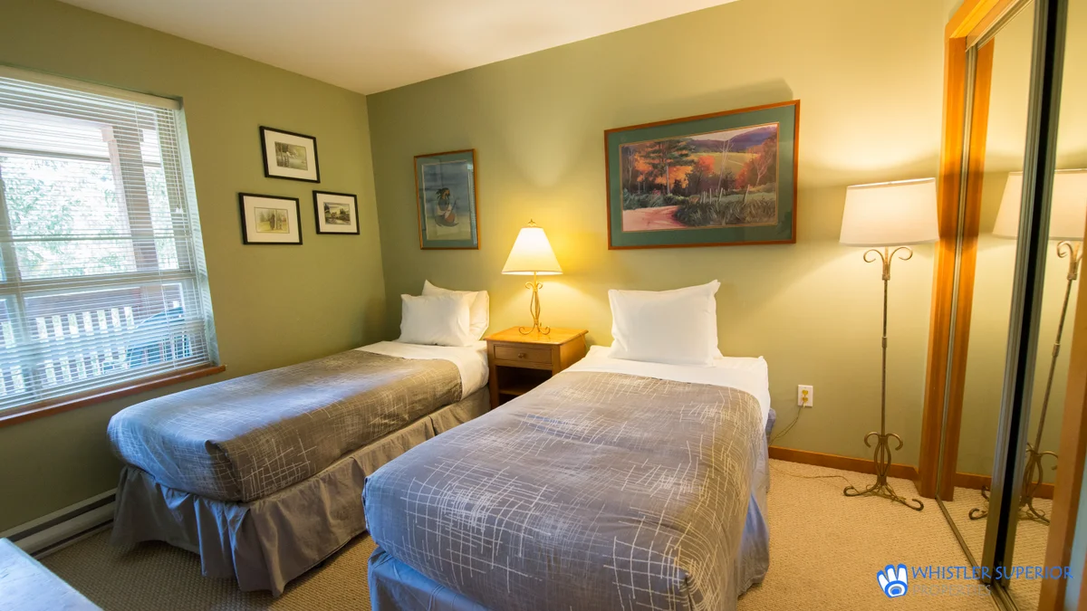 Second bedroom with twin beds