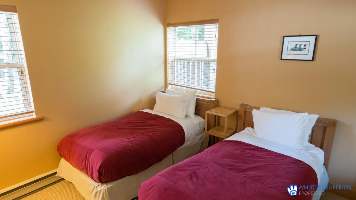 Second bedroom with twin beds