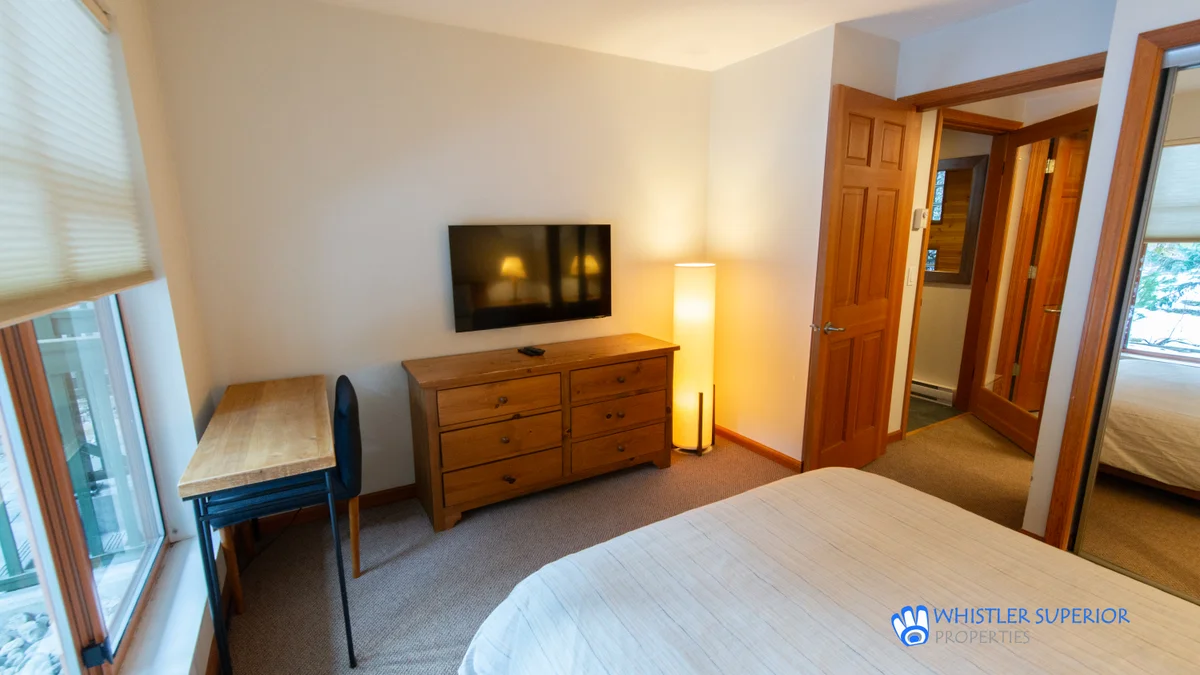 Bedroom with Queen bed
