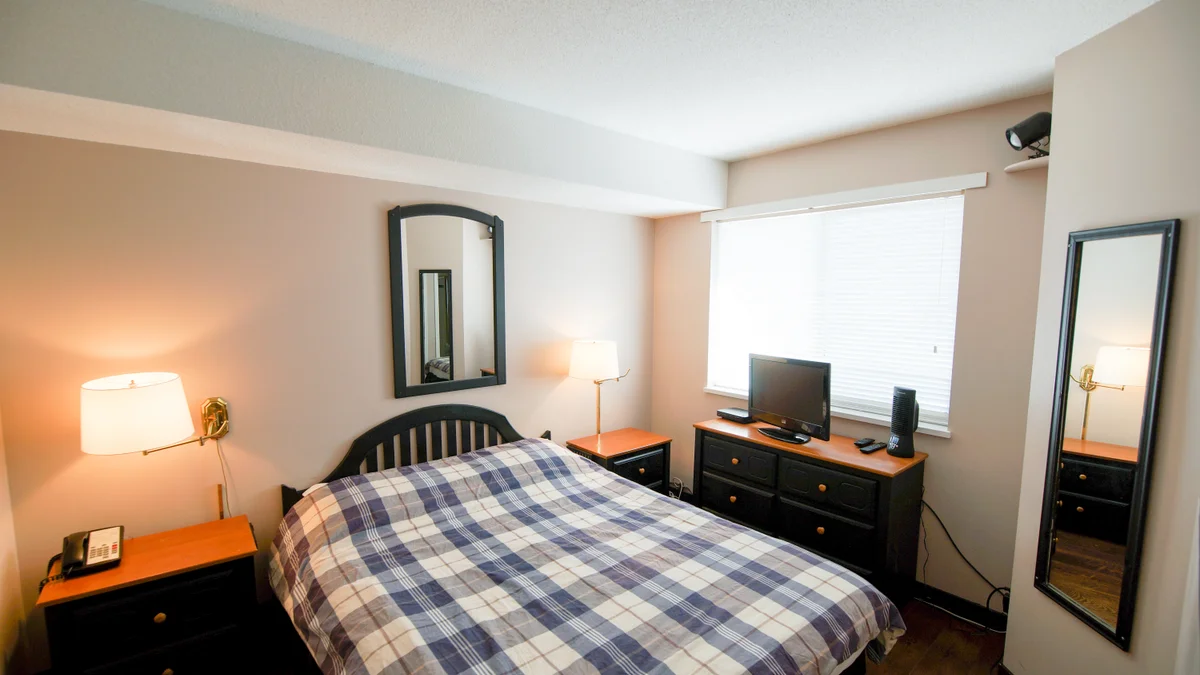 Ensuite master bedroom with Queen bed