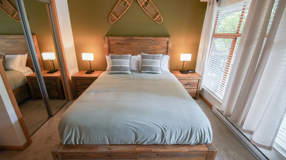 Bedroom with Queen bed