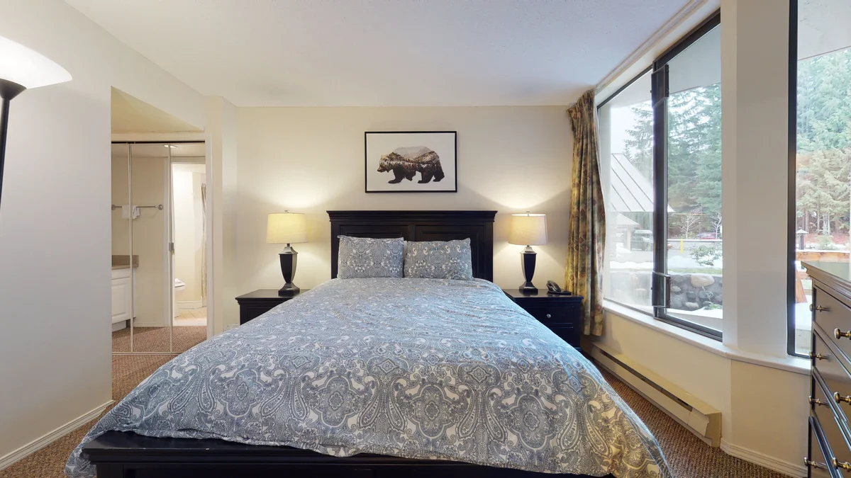 Bedroom with Queen bed