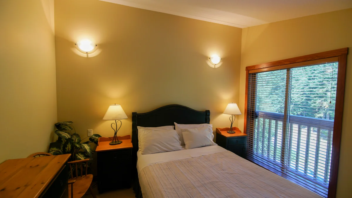 Masterbedroom with Queen bed