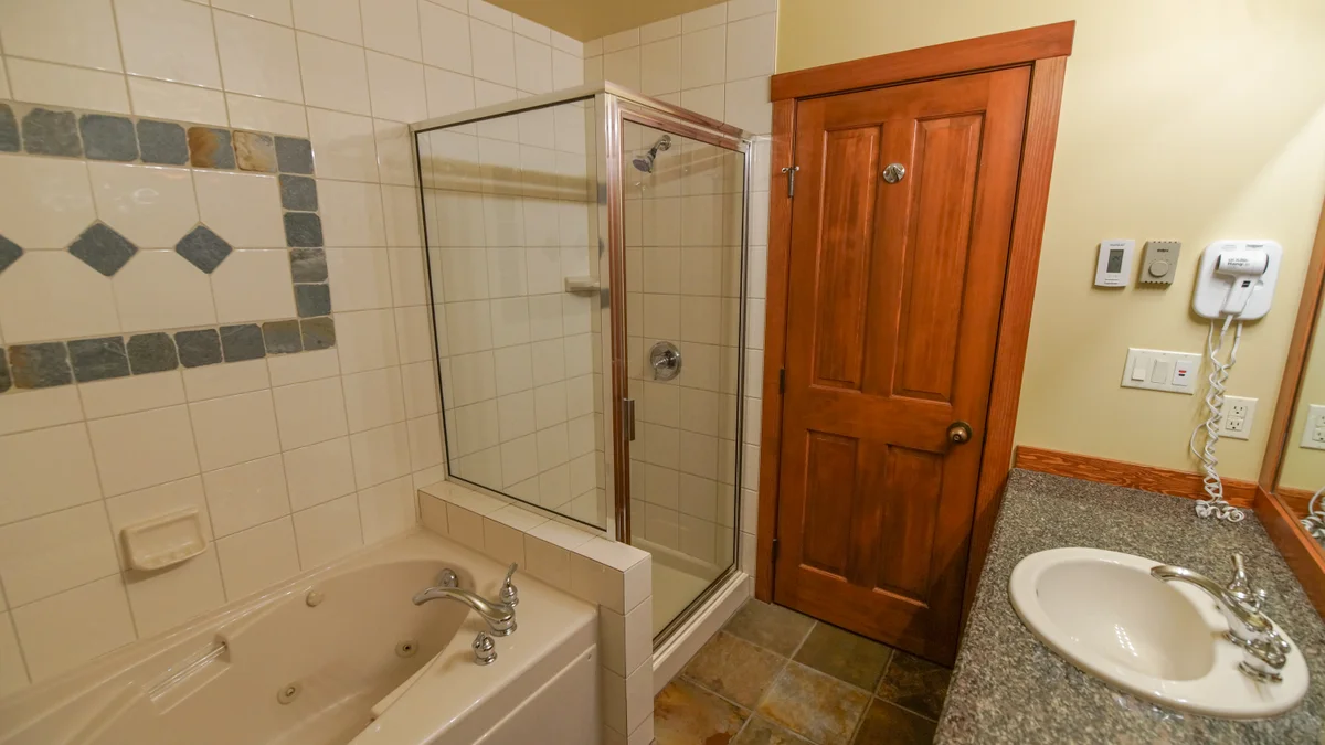 Ensuite bathroom with shower/bathtub